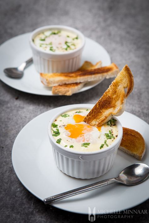 Oeufs En Cocotte - Shirred Eggs Are A Classic French Breakfast Recipe Egg Cocotte, French Breakfast Recipes, Shirred Eggs, Gut Diet, French Eggs, Fancy Dishes, French Breakfast, Gourmet Breakfast, French Dishes