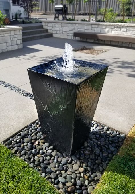 Minimalist Water Feature, Modern Garden Fountain Ideas, Diy Modern Fountain, Small Fountain Ideas Outdoor, Modern Fountain Front Yard, Modern Water Features In The Garden, Small Fountains Outdoor, Front Yard Water Fountain Ideas, Small Water Fountains Outdoor