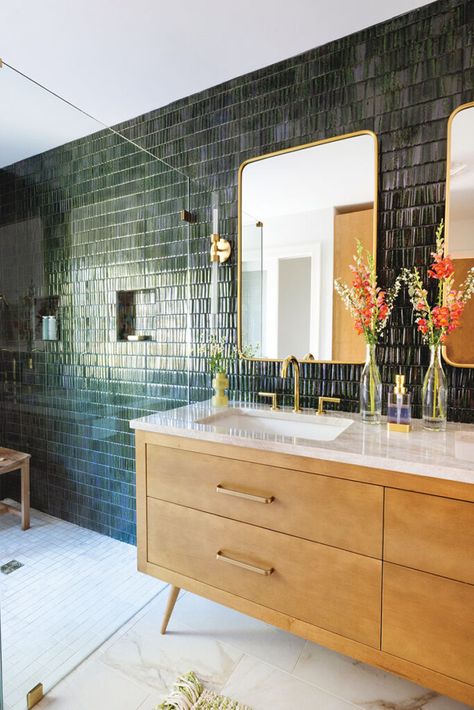 Midcentury Modern Guest Bathroom, Dezeen Bathroom, Midcentury Bathroom Design, Mid Mod Bathroom, Mid Century Bathroom Remodel, Bathroom Favorites, Mcm Bathroom, Midcentury Modern Bathroom, Mom Kitchen