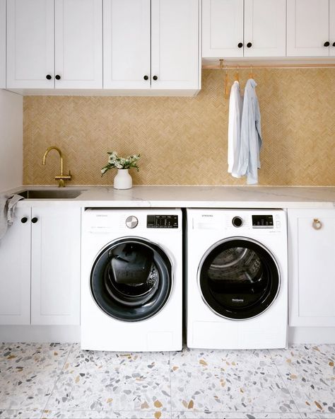 Perini Tiles on Instagram: “LAUNDRY 💫 Here’s another beautiful room in @dunne.interiors Mornington project 😍😍 Tiles featured: Splashback- NYC Amber. Floor- Teknika…” Terrazzo Tile Laundry, Terrazzo Utility Room, Laundry Room Terrazzo, Terrazzo Laundry Room, Terrazzo Laundry, Laundry Renovation Ideas, Coastal Laundry, Laundry Combo, Alfresco Kitchen