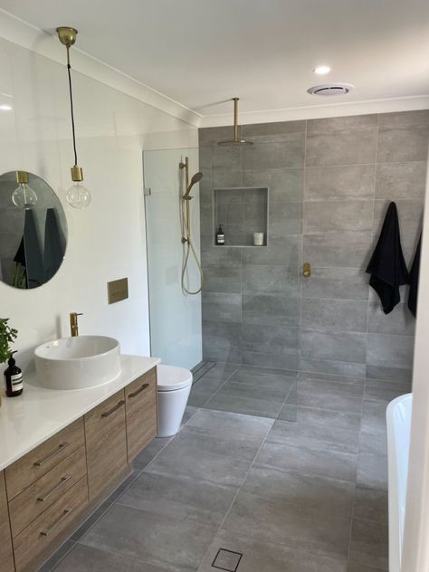 Guest Bathroom Scandinavian, Small Main Bathroom Ideas Modern, Bathroom Inspiration Grey Tile, Wood Grey Bathroom, Grey Washroom Ideas, Bathroom With Grey Floor, Grey And Wood Bathroom Ideas, Grey Washroom, Bathroom Grey Floor