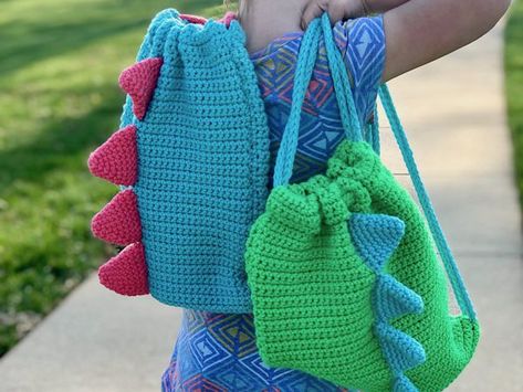 Dino Backpack – Share a Pattern Crochet Christmas Stocking Pattern, Crochet Backpack Pattern, Crochet Christmas Stocking, Quilting Videos, Crochet Backpack, Crochet Dinosaur, Christmas Stocking Pattern, Crochet Bag Pattern Free, Handmade Stocking