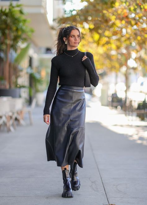 Black Leather Midi Skirt Outfit, Midi Leather Skirt Outfit, Leather Skirt Fall Outfit, Outfit With Leather Skirt, Midi Skirt Fall Outfit, Leather Midi Skirt Outfit, Long Leather Skirt Outfit, Black Leather Skirt Outfit, Midi Leather Skirt