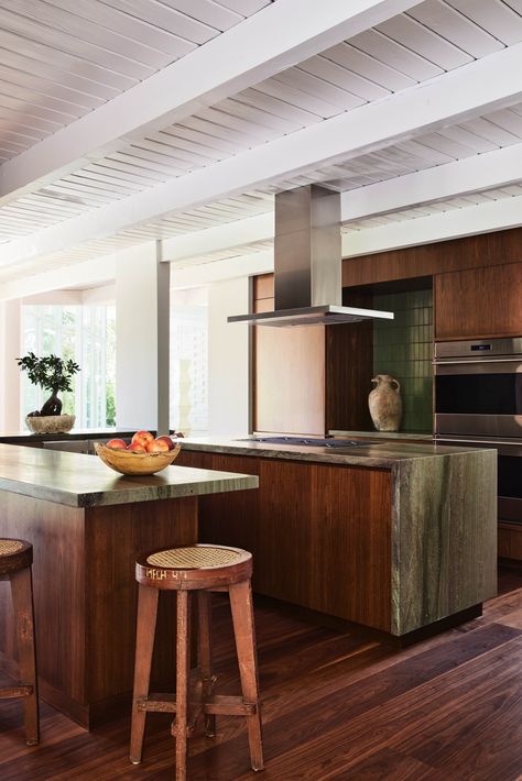 Dark Wood Kitchen, Inspiration Deco, Cosy Kitchen, Vintage Bar Stools, Pierre Jeanneret, Design Del Prodotto, Los Angeles Homes, Kitchen Bar Stools, Wood Flooring