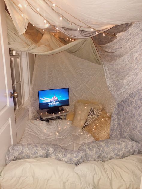 Fort Ideas Indoor Living Rooms, Cozy Fort Ideas, Romantic Fort Dates, Blanket Fort Ideas Indoor, Diy Fort Indoor, Fort Ideas Outdoor, Fort Ideas Indoor Bedroom, Fort Date Night, Fort Ideas Indoor