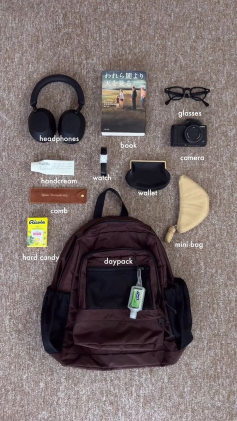 What’s In My Bag Men, Whats In My Backpack Aesthetic, Inside My School Bag, Backpack Aesthetic School, Anything But A Backpack Day, Backpack Tour, Backpack Must Haves, Whats In My Backpack, Tod Bag