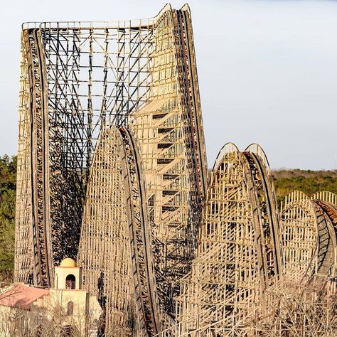 6,212 Likes, 63 Comments - Theme Park Review (@themeparkreview) on Instagram: “🎢DOUBLE TAP🎢 if you want to ride! Amazing shot of one of the best wood coasters in the world! 📸:…” Roller Coaster Blueprint, Forest Roller Coaster, Six Flags Great Adventure, Abandoned Roller Coaster, Biggest Roller Coaster In The World, Adventure Theme, Six Flags, Abandoned Amusement Parks, Double Tap