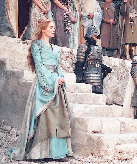 Cersei Lannister in a beautiful medieval gown of blue and gold Cersei Lannister Costume, Game Of Thrones Dresses, Game Of Thrones Outfits, Medieval Costumes, Got Costumes, Game Of Thrones Costumes, Cersei Lannister, Gra O Tron, Medieval Costume