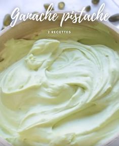 La ganache, c’est l’atout phare de vos desserts ! Idéale pour décorer gâteaux, muffins et cupcakes, voici une recette que tout pâtissier doit connaître ! Il était une fois la pâtisserie nous partage la recette de la ganache à la pistache. Saint Patrick, Flan, Macarons, Butter Cream, Frosting, Cake Recipes, Peanut Butter, Condiments, Muffins