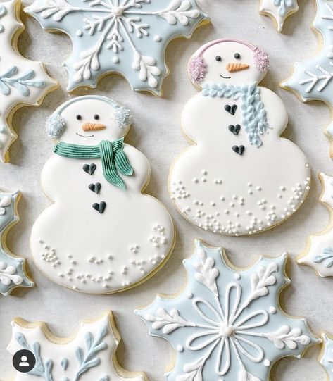 Winter Theme Cookies Decorated, Christmas Sugar Cookies Decorated Snowman, Snowman Gingerbread Cookies, Snowman Cookie Decorating, Winter Themed Decorated Sugar Cookies, Snowman Decorated Cookies, Winter Themed Cookies, Snowman Cookies Royal Icing, Snowman Sugar Cookies Decorated