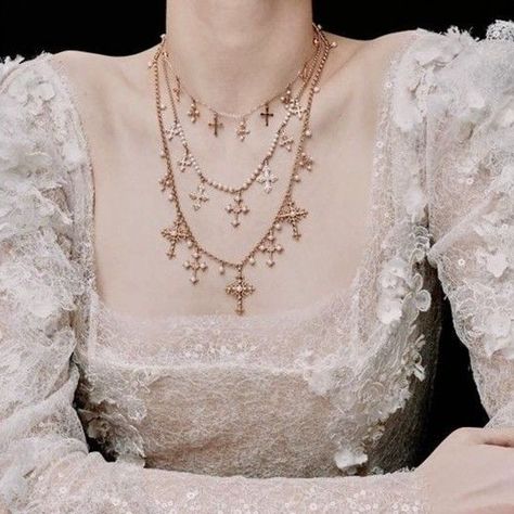 Medieval White Dress, White Dress Aesthetic, Ivory Gloves, Period Piece, The Grisha Trilogy, Dress Aesthetic, Fantasy Aesthetic, White Gold Rings, Diamond White