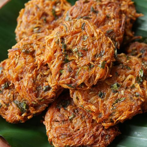 Kerala Food Recipes, Kerala Meals, South Indian Snacks Recipes, Kerala Snacks, South Indian Snacks, Vada Recipe, Food Indian, Kerala House, Red Chilli Powder