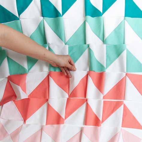 Follow our free ombre herringbone quilt pattern and make a beautiful herringbone quilt. This tutorial uses 8-at-a-time half square triangles for a quick and easy make! Have I got a Herringbone Quilt Tutorials, Herringbone Hardwood Floors, Herringbone Quilt, Quilting Math, Fat Quarter Quilt Pattern, Quilt Big, Fat Quarter Quilt, Half Square Triangles, Herringbone Pattern