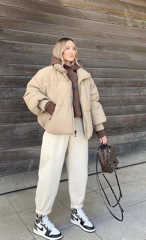 Alaska Street Style, Hoody Outfits, Looks Adidas, 00s Mode, Japan Winter, Black Boots Outfit, Winter Outfits Aesthetic, Skandinavian Fashion, College Fits