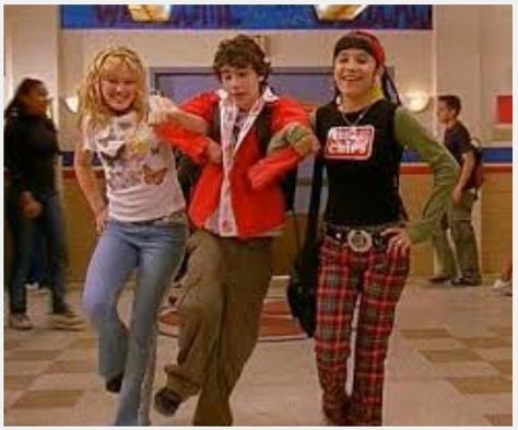 Lizza McGuire  Lizzie and her friends Gordo and miranda Miranda Lizzie Mcguire, Lizzie Mcguire Outfits, Hair Clips 90s, Disney Channel Original, Three Best Friends, Early 2000s Fashion, Lizzie Mcguire, Old Disney, Dope Fashion