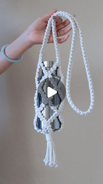 Macrame Water Bottle Holder Diy, Macrame Bottle Holder, Macrame Bottle, Handmade Tutorial, Macrame Knots Pattern, Hat Hanger, Christmas Wall Hangings, Macrame Patterns Tutorials, Macrame Bag