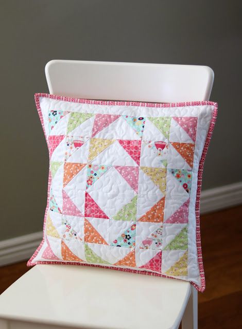 Scrap Fabric Pillow Cover, Patchwork Cushion Pattern, Quilted Cushion Covers Ideas, Free Quilted Pillow Patterns, Quilted Pillows Decorative Pillows, Quilted Pillow Pattern, Quilted Throw Pillows, Patchwork Cushions Ideas, Patchwork Pillows Ideas