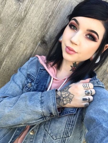 Briana Todd, AKA @fallenmoon13 on instagram. It Foundation, Face Highlighter, Casual Goth, Gothic Tattoo, Glamour Makeup, Gothic Girls, Eye Palette, Makeup Goals, Model Photography