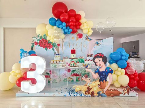 Snowwhite Birthday Party, Snow White Themed Birthday Party, Snow White Birthday Party Ideas, White Birthday Party Ideas, Baby Snow White, White Party Theme, White Birthday Party, White Party Decorations