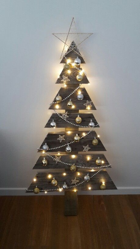 Top 20 Pallet Christmas Tree Designs To Pursue                                                                                                                                                                                 More Christmas Tree With Lights, Amazing Christmas Trees, Tree With Lights, Diy Christmas Lights, Best Christmas Lights, Wooden Christmas Crafts, Pallet Christmas Tree, Pallet Christmas, Alternative Christmas