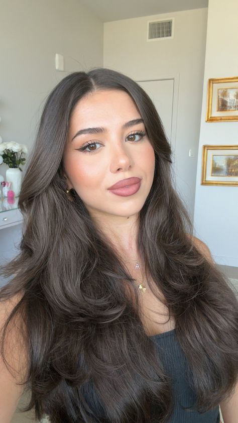 Long Layered Haircut, Amanda Diaz, Vintage Makeup Looks, Long Layered Haircuts, Pretty Ppl, Layered Haircut, Aesthetic Women, Attractive People, Beautiful Smile Women