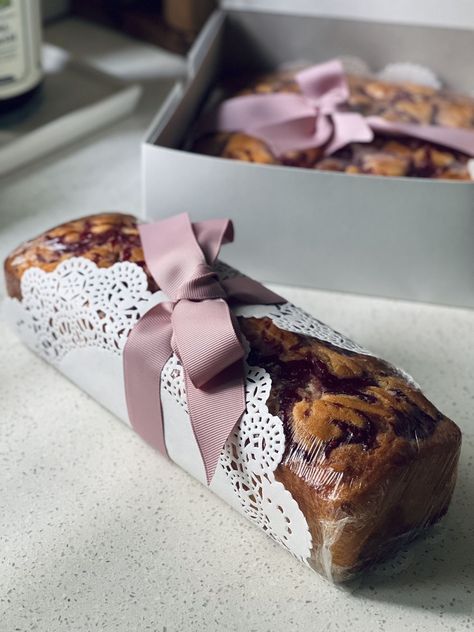 Tea Cake Packaging Ideas, Cute Bread Packaging, Baked Good Packaging, Bakery Gift Box Ideas, Packaging Breads, Loaf Packaging Ideas, Christmas Cake Packaging Ideas, Home Bakery Packaging Ideas, Bakery Merchandise Ideas