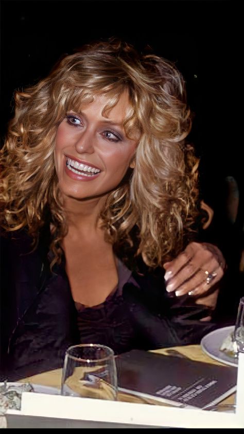 Farrah Fawcett Style, 80s Hair Tutorial, Farah Fawcett Hair, Long Curly Haircuts, Farrah Fawcet, Bombshell Hair, Hairstyle Tips, Golden Blonde Hair, Luscious Hair