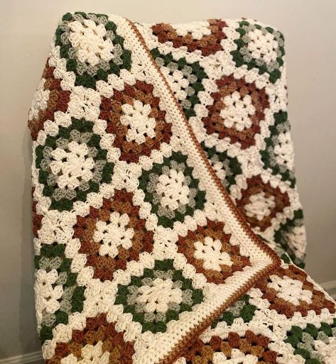 Colors For Crochet Blanket, Earth Tone Granny Square Blanket, Different Granny Square Blanket, Two Color Granny Square Blanket, 3 Color Granny Square Blanket, Granny Square Blanket Vintage, Crochet Blanket Ideas Granny Squares, Crochet Blanket Unique, Christmas Granny Square Crochet Blanket