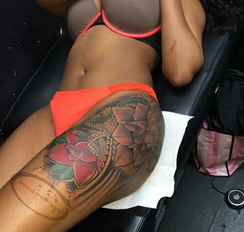 @GottaLoveDesss Hip Tattoo Black Women, Tattoos For Women Words, Waist Tattoos For Women, Tattoo Black Women, Delicate Tattoos For Women, Cute Thigh Tattoos, Waist Tattoos, Hip Thigh Tattoos, Piercing Inspo