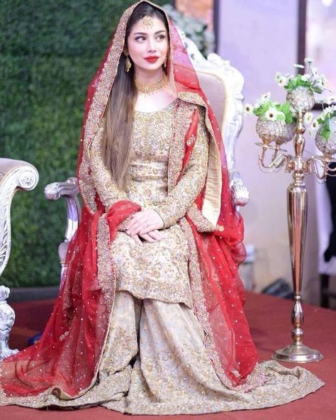 Beautiful nikkah bridal outfits designs ideas 2022 Nikah Garara, Garara Style, Bride Dupatta, Nikkah Bride Dress, White Sharara, Pakistani Bridal Couture, Nikkah Bride, Nikah Ceremony, Red Bridal Dress