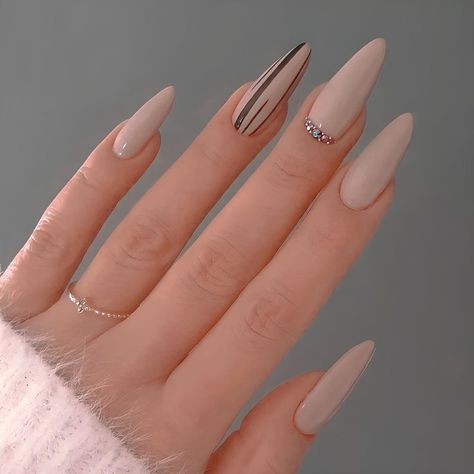 Light Brown Nails Design, Uñas Beige Elegantes, Brown Nails Design, Chic Nail Art, February Nails, Beige Nails, Trendy Nail Design, Elegant Nails, Chic Nails