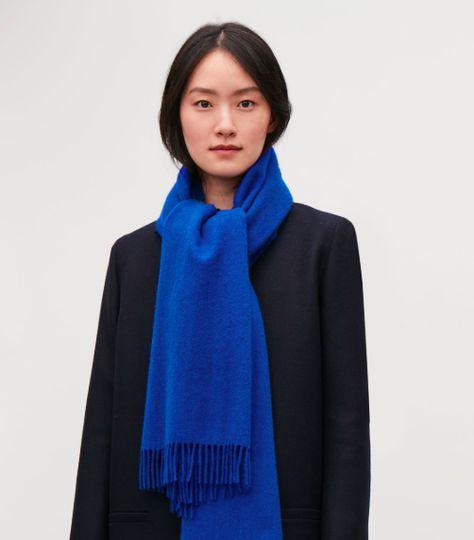 COS electric blue scarf Electric Blue Scarf, Blue Scarf Outfit, Inspi Outfit, Beanie Outfit, Black White Outfit, Scarf Outfit, B Fashion, Fall Scarves, Blue Scarf