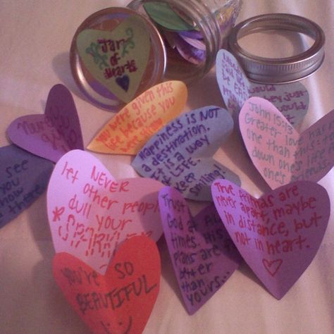 Jar of hearts :) (1) find a mason jar. (2) cut out heart shapes and write sweet notes, quotes, or encouraging messages on them. (3) fold the hearts in half and fill the jar. (4) present it to that special friend and be prepared for a hug ;) Encouragement Jar, Fill The Jar, Jar Of Notes, Quote Jar, Christmas Presents For Dad, Happy Jar, Encouraging Messages, Jar Of Hearts, Notes Quotes