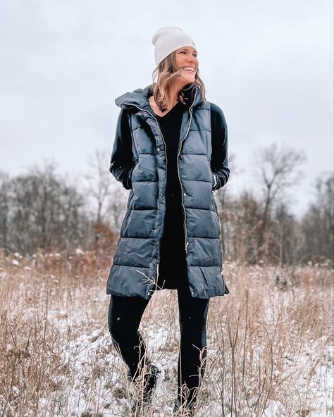 Puffy Vest For Women, Puffer Vest Long Outfit, Long Puffer Vest Outfit Fall, Long Black Puffer Vest Outfit, How To Style Long Puffer Vest, How To Style Sorel Boots, Womens Long Puffer Vest, Women Black Puffer Vest, Black Long Puffer Vest