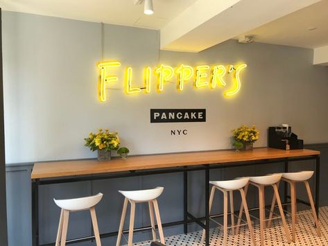 Fluffy Japanese soufflé pancakes in New York are worth the wait - Business Insider Strawberry Banana Pancakes, Pancake Shop, Semi Open Kitchen, Soufflé Pancakes, Pancake Cafe, Japanese Pancake, Souffle Pancakes, Maple Butter, Clean Plates