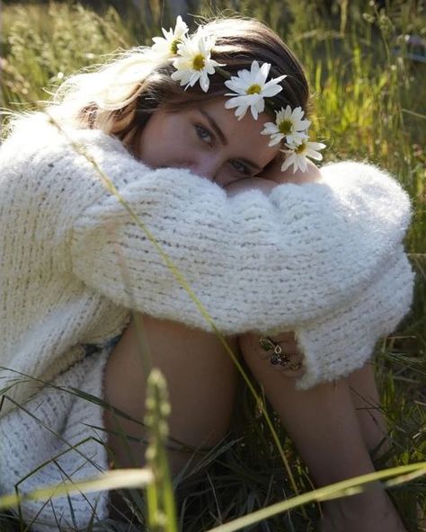 Miley Cyrus Malibu, Miles Cyrus, Malibu Miley Cyrus, Camilla Akrans, Harper’s Bazaar, Daisy Chain, Miley Cyrus, Knitted Scarf, Actresses