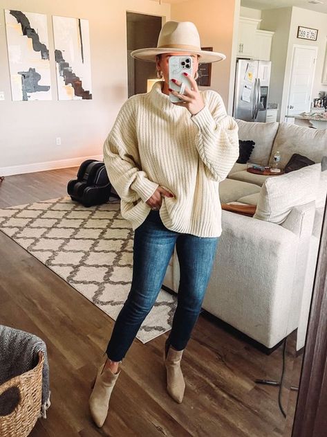 mirror photo of a girl wearing a chunky knit sweater with jeans, tan booties, and an off-white wide brim hat for a fall outfit idea 2022 Tan Brim Hat Outfit, Flat Brim Hat Outfit Fall, Tan Booties Outfit Winter, Tan Booties Outfit, Booties Outfit Winter, Hat Fall Outfit, Brim Hat Outfit, Khaki Sweater, Influencer Style