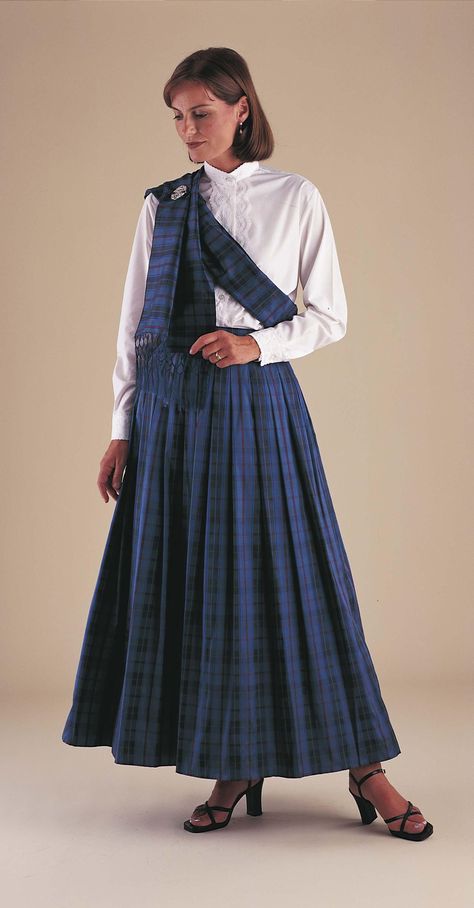 Scottish Dress For Women, Traditional Scottish Clothing, Traditional Scottish Dress, Scotland Outfit, Tartan Skirts, Celtic Dress, Scottish Dress, Irish Dress, Scottish Women