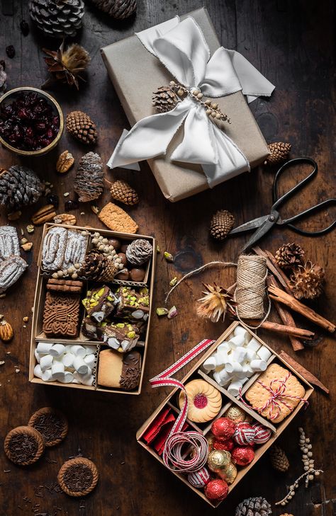 Bakers Biscuit Gift Box | Bibbyskitchen | Edible Gifts Christmas Edible Gifts, Brownies Photography, Christmas Gift Photography, Pie Photography, Product Photography Tips, Christmas Cookie Boxes, Bake Ideas, Christmas Chocolates, Christmas Bakes