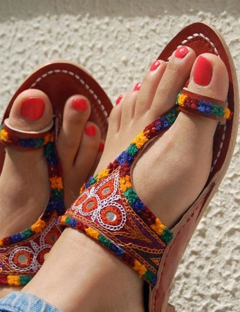 Shoe Tutorial, Crochet Shoe, Embroidery Sandals, Indian Sandals, Detailed Crochet, Indian Shoes, Crochet Shoes Pattern, Footwear Design, Fashion Shoes Sandals