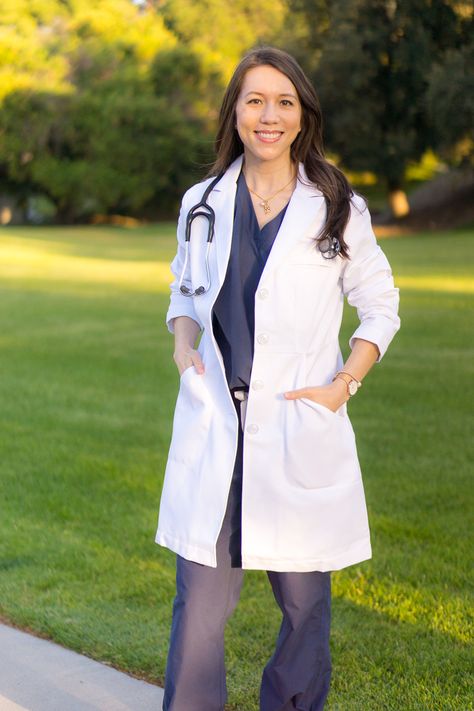 Medelita Scrubs Review with White Coat, Stethoscope and Scrubs Doctor Look Female, White Coat Outfit Medical, Female Doctor Outfit Medical, White Coat Doctor, White Coat Ceremony Outfit, Medical Student Outfit, White Coat Outfit, Doctor White Coat, White Coat Ceremony