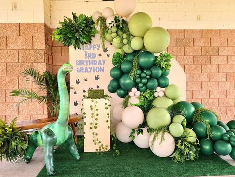 Dinosaur Birthday Photo Booth, Dinosaur Birthday Party Balloon Arch, Dino Backdrop Birthday Party Ideas, Dino Party Backdrop, Dinosaur Balloon Backdrop, Dino Party Balloons, Dinosaur Themed Birthday Party Backdrop, Dino Balloon Garland, Dinosaur Birthday Party Backdrop