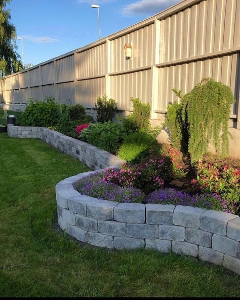 Perimeter Yard Landscaping, Garden Rock Wall, Diy Ponds Backyard, Garden Retaining Wall, Garden Fence Art, Side Yard Landscaping, Front Garden Landscape, Small Front Yard Landscaping, Landscaping Retaining Walls