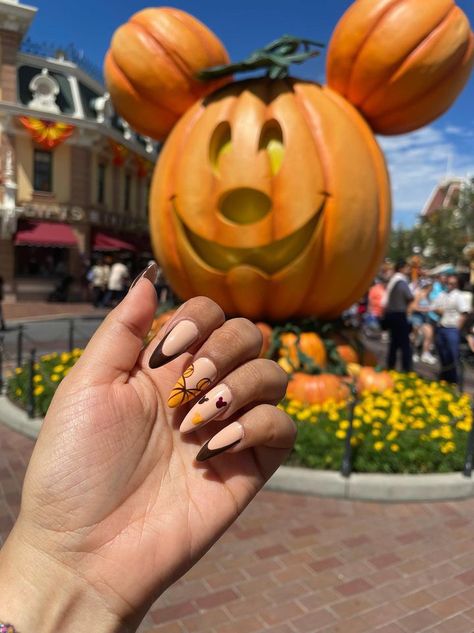 Fall Disney Nails Acrylic, Fall Mickey Nails, Simple Disney Halloween Nails, Disney Thanksgiving Nails, Spooky Disney Nails, Disney Nails Halloween, Disney Halloween Nails Design, Fall Disney Nails, Disney Fall Nails