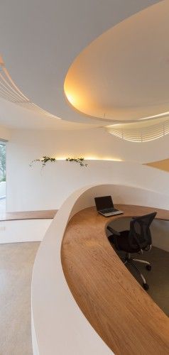 Beautiful, organic reception desk. Organic Reception Desk, Office Reception Area, Lobby Seating, Reception Desk Design, Modern Reception, Corporate Interiors, Counter Design, Office Reception, Healthcare Design