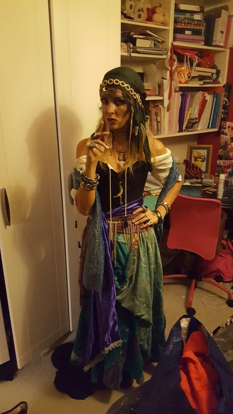 Circus Fortune Teller Costume, Tarot Card Reader Costume Halloween, Tarot Reader Costume Halloween, Ren Faire Fortune Teller, Fortune Teller Outfit Ideas, Fortune Teller Hairstyle, Fortune Teller Carnival, Fortune Teller Costume Ideas, Fortune Teller Circus Costume