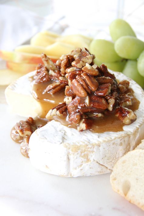 Honey Nut Brie Appetizer Caramel Brie, Alouette Cheese, Brie Appetizers, Honey Appetizers, Honey Brie, Brie Recipes Appetizers, Brie Cheese Recipes, Appetizer Table, Brie Appetizer