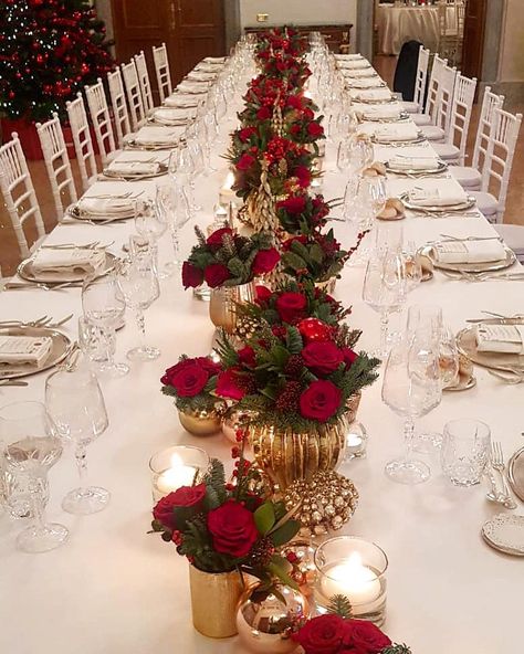 Red Gold Christmas Table, Red Roses Christmas Table Decor, Red And Gold Christmas Decor Ideas, Long Christmas Table Decor, Christmas Table Flowers, Christmas Roses, Christmas Gala Decorations, Christmas Lunch Table, Red And Gold Wedding