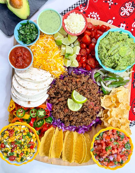 Taco Party Platter, Mexican Dinner Party Ideas Table Settings Taco Bar, Mexican Sharing Platter, Taco Night Menu Ideas, Tacos Serving Ideas, Tacos Dinner Party, Charcuterie Taco Board Ideas, Tacos Table Set Up, Diy Food Board