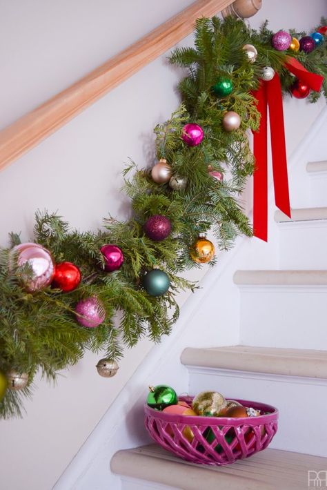 Ornaments On Garland, Xmas Ornaments Diy, Aesthetic Home Design, Classical Christmas, Christmas Banister, Christmas Staircase Decor, Christmas Staircase, Ornament Garland, Home Decor Aesthetic